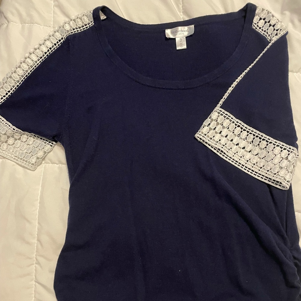 Motherhood maternity light weight short sleeve sweater.